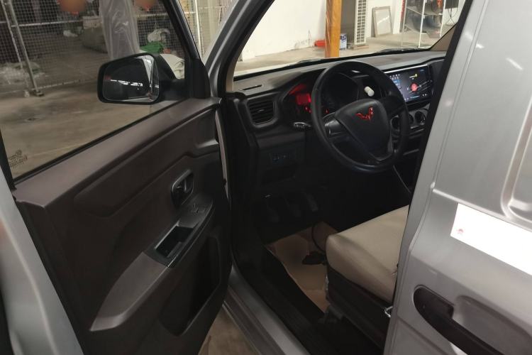 Used Wuling Hongguang V 2022 1.5L Jingqu Edition Enclosed-Window Vehicle with Hydraulic Power Steering LAR
