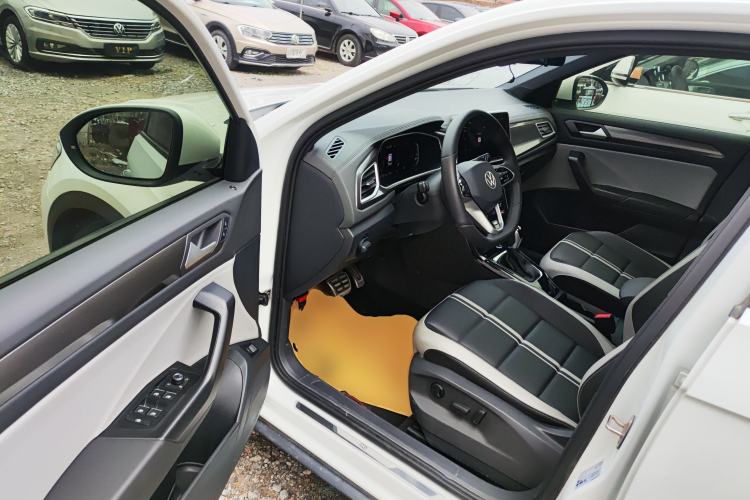 Used Volkswagen T-ROC 2024 300TSI DSG Two-Wheel-Drive Chen Guang Edition Driver Seat
