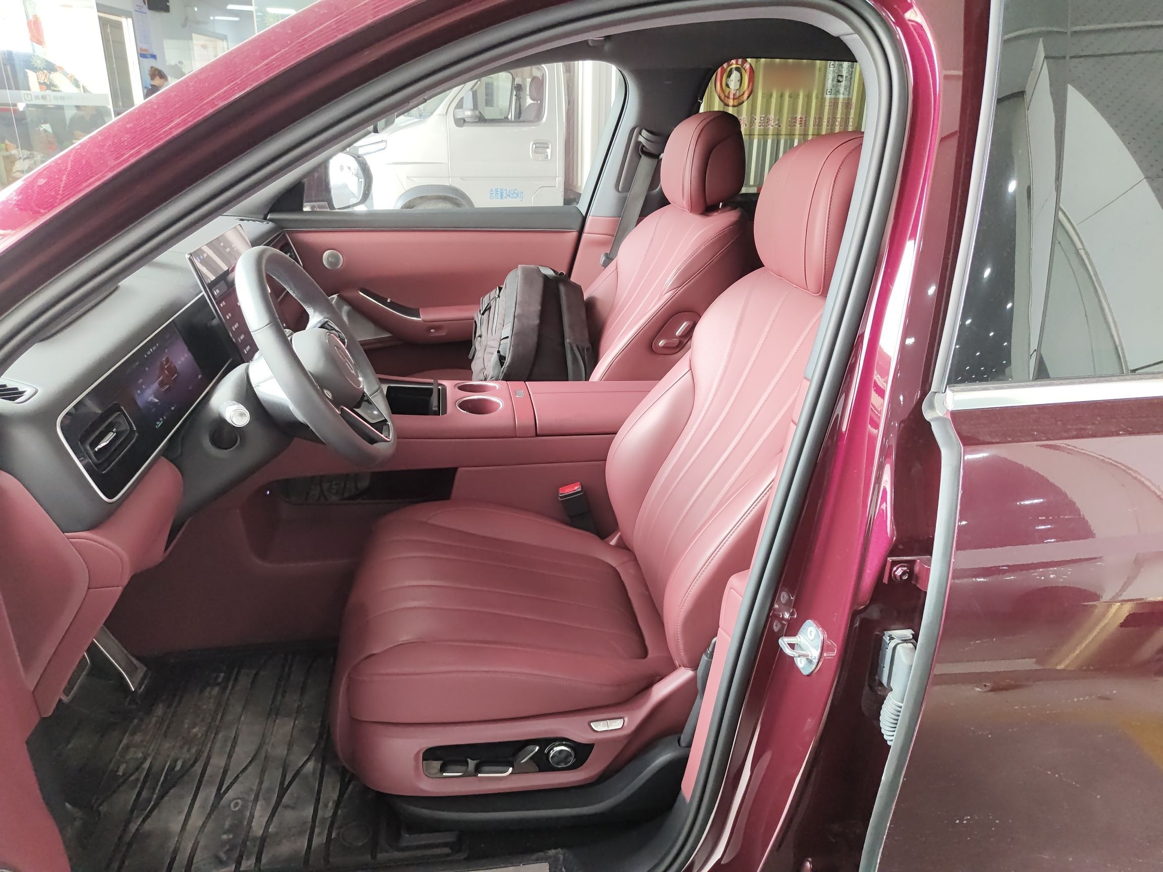 المقاعد الأمامية داخل السيارة