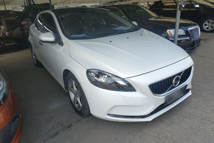 Used Volvo V40 2017 T3 Smart Edition
