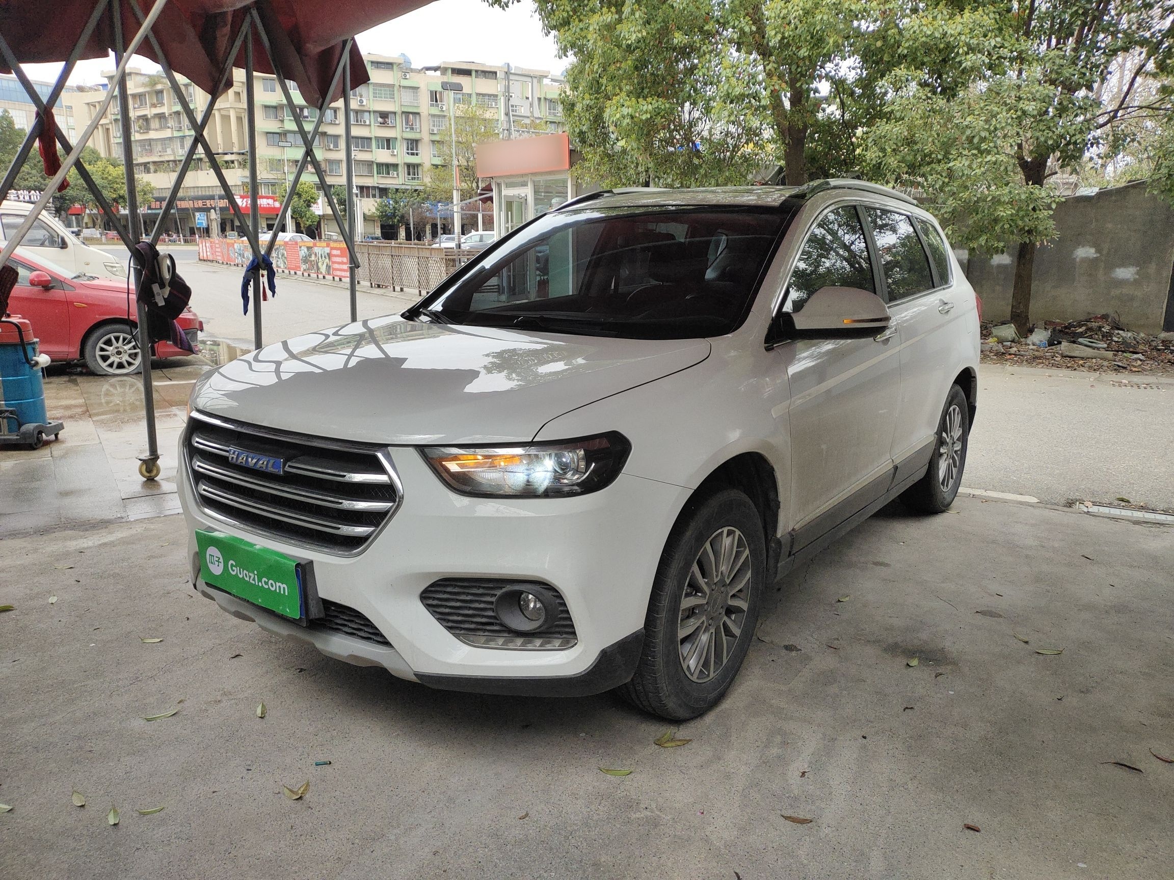 Под передней частью автомобиля