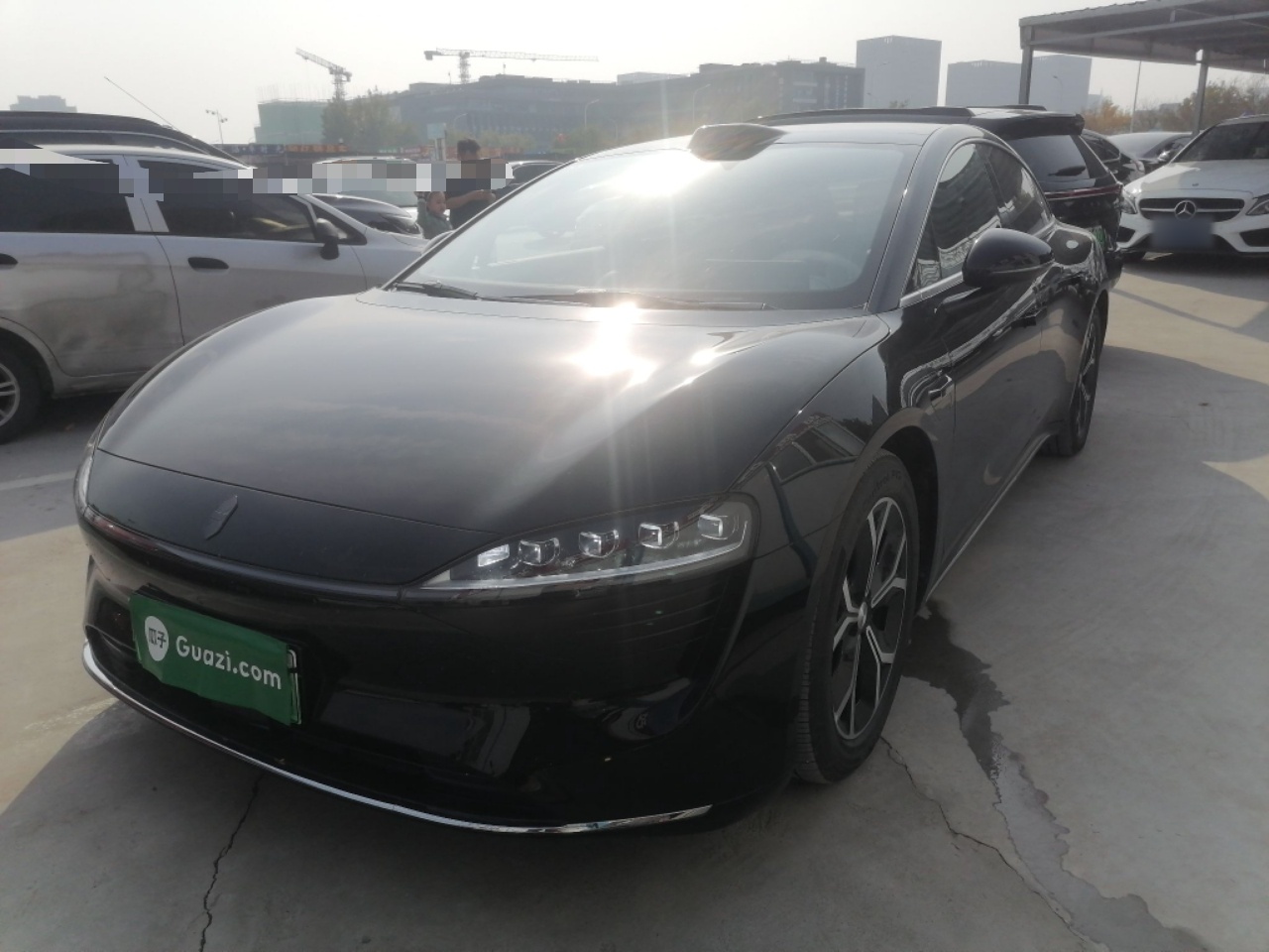 Под передней частью автомобиля