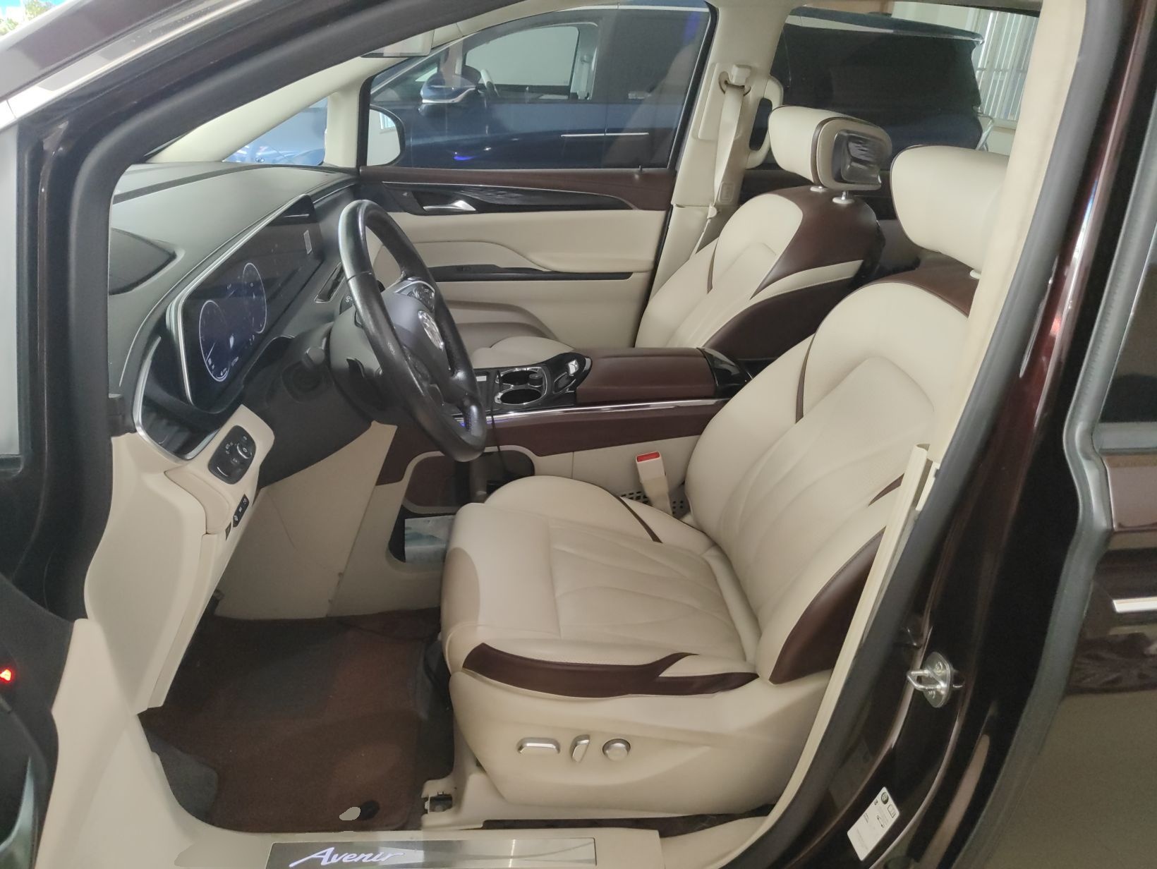 Переднее сиденье в автомобиле