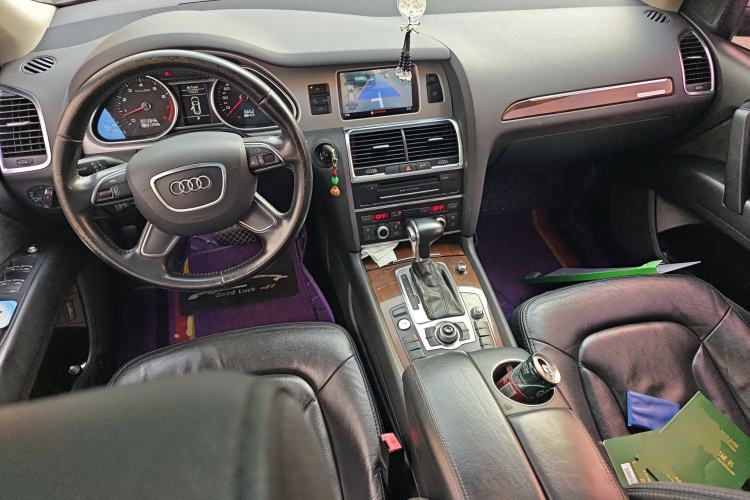 Used Audi Q7 2013 35 TFSI Ambition Edition Center Console