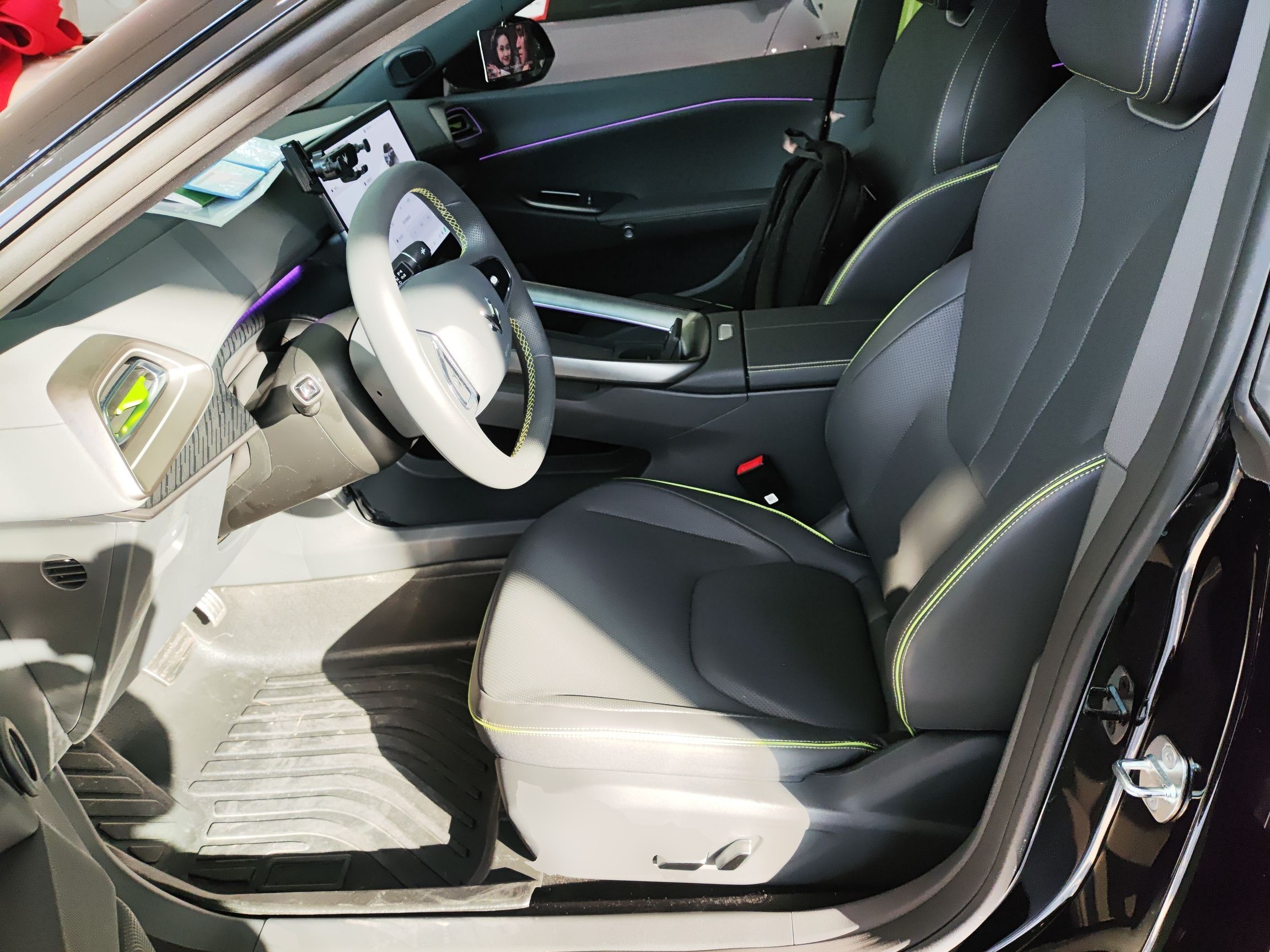 المقاعد الأمامية داخل السيارة