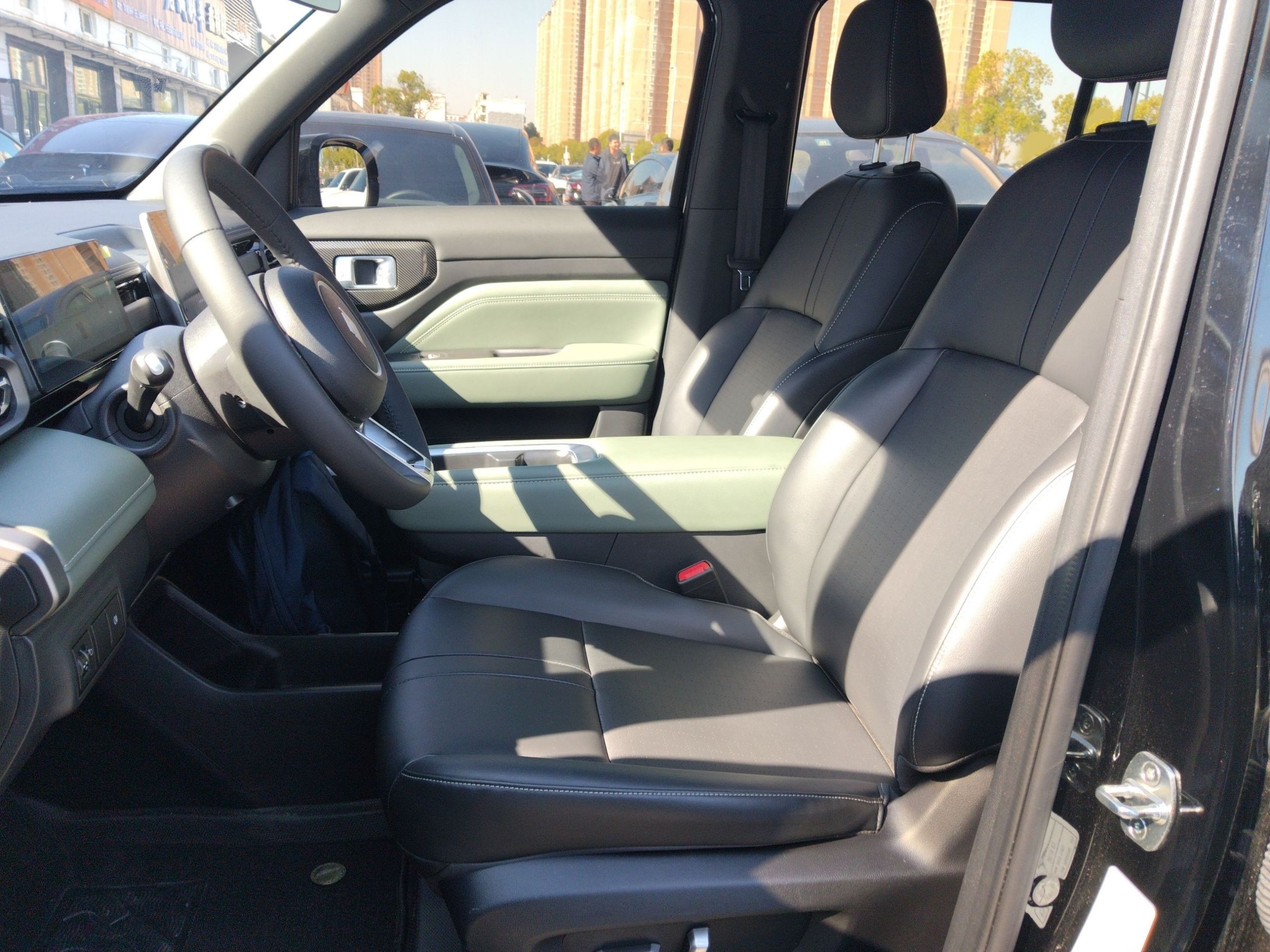 المقاعد الأمامية داخل السيارة