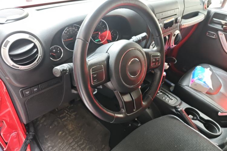 Used Jeep Wrangler 2015 3.6L Rubicon Two-Door Comfort Edition Steering Wheel