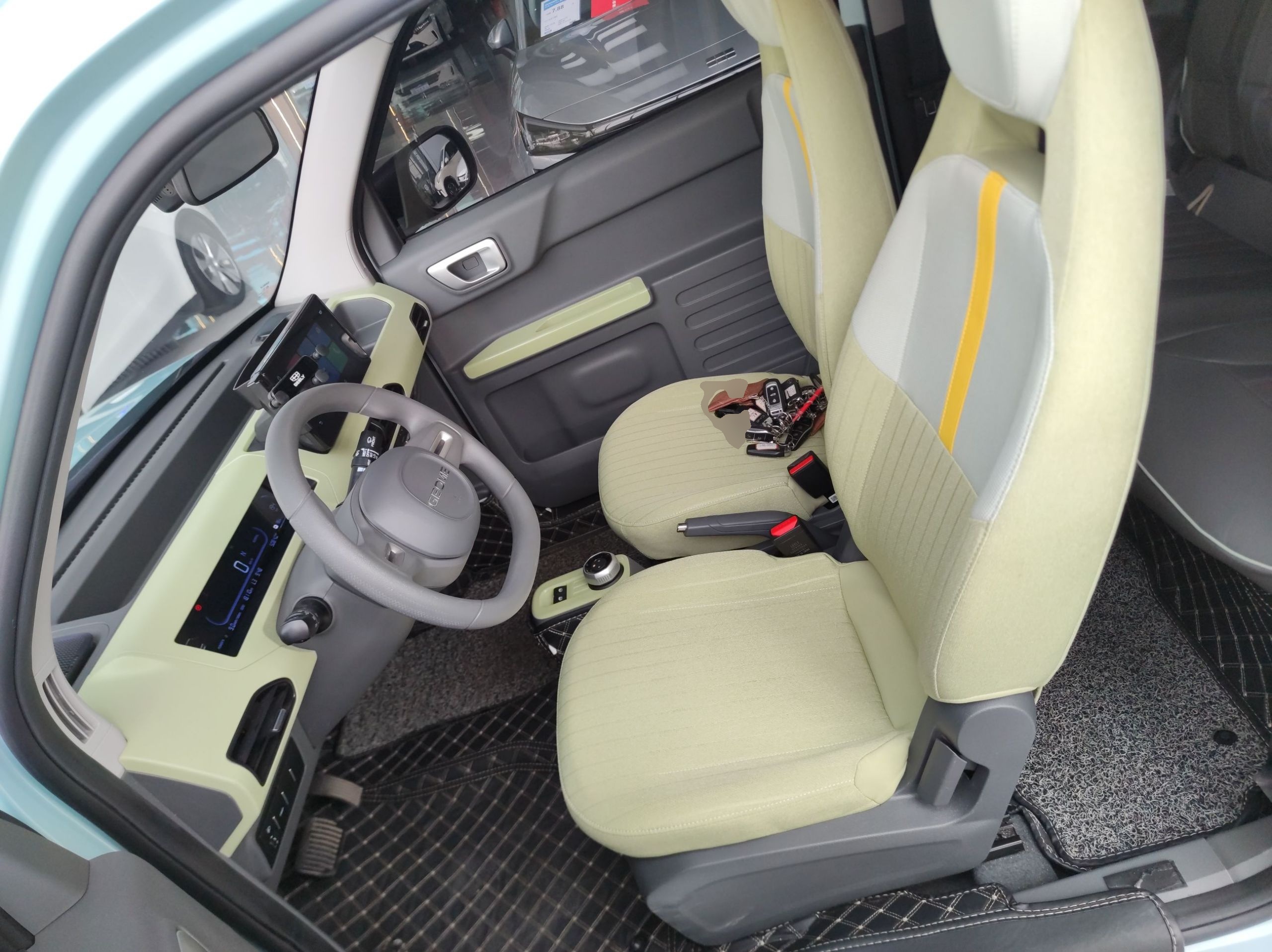 Переднее сиденье в автомобиле