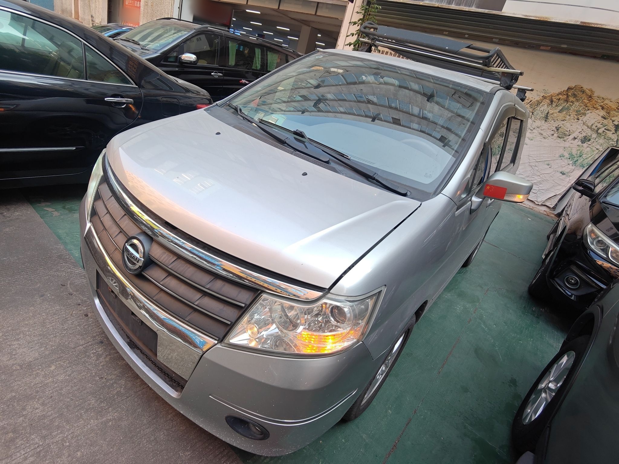 Под передней частью автомобиля