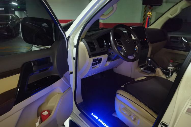 Used Toyota Land Cruiser 2018 4.0 GX-R Eight Cylinders No Winch Outboard Mount Middle East Driver Seat