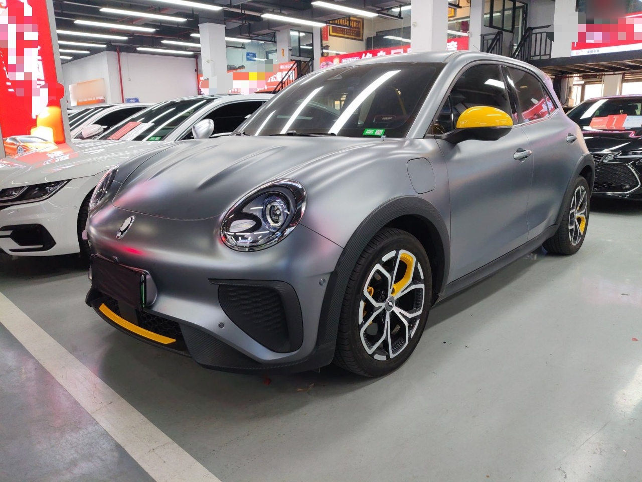 تحت مقدمة السيارة