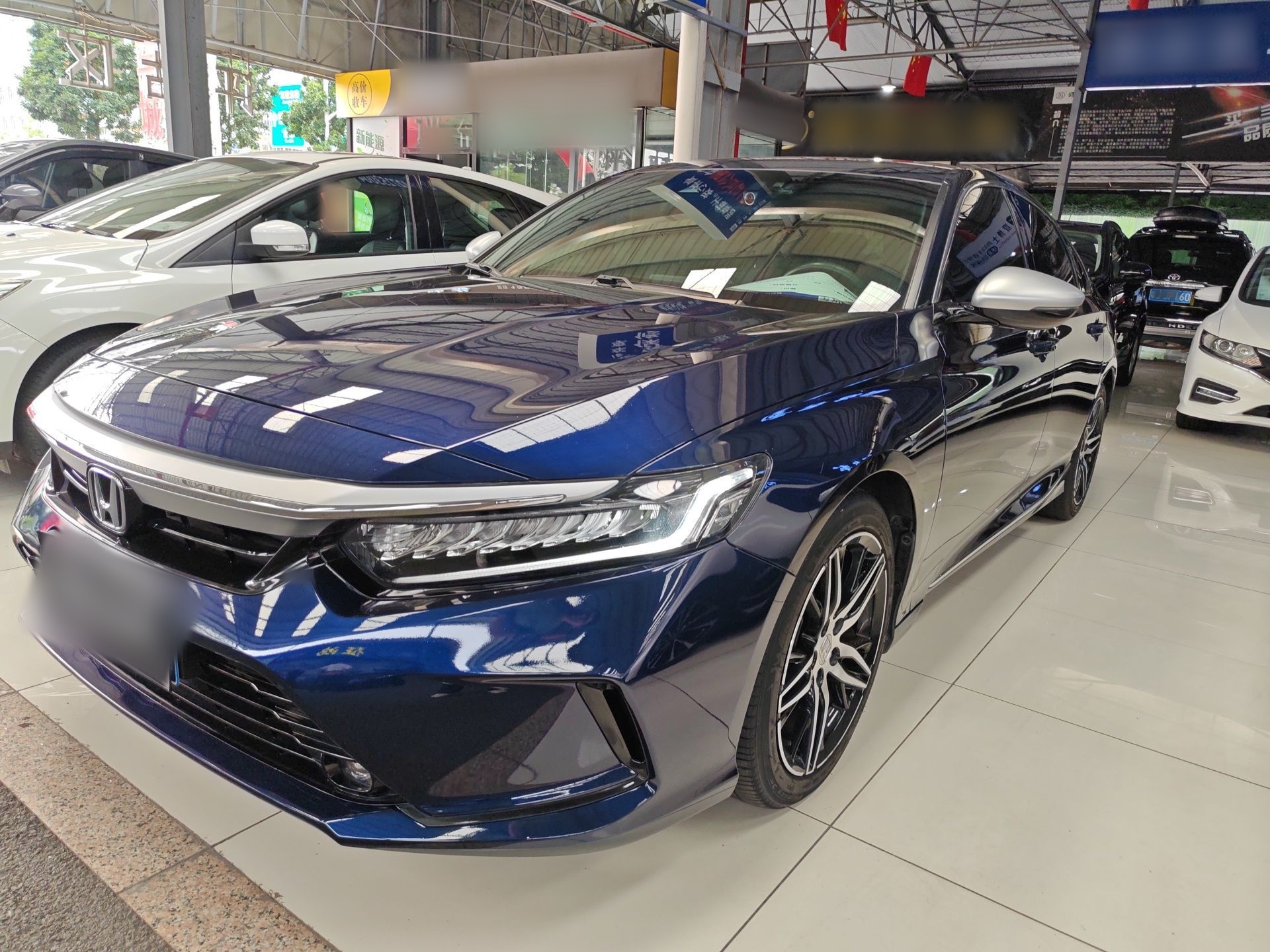 تحت مقدمة السيارة