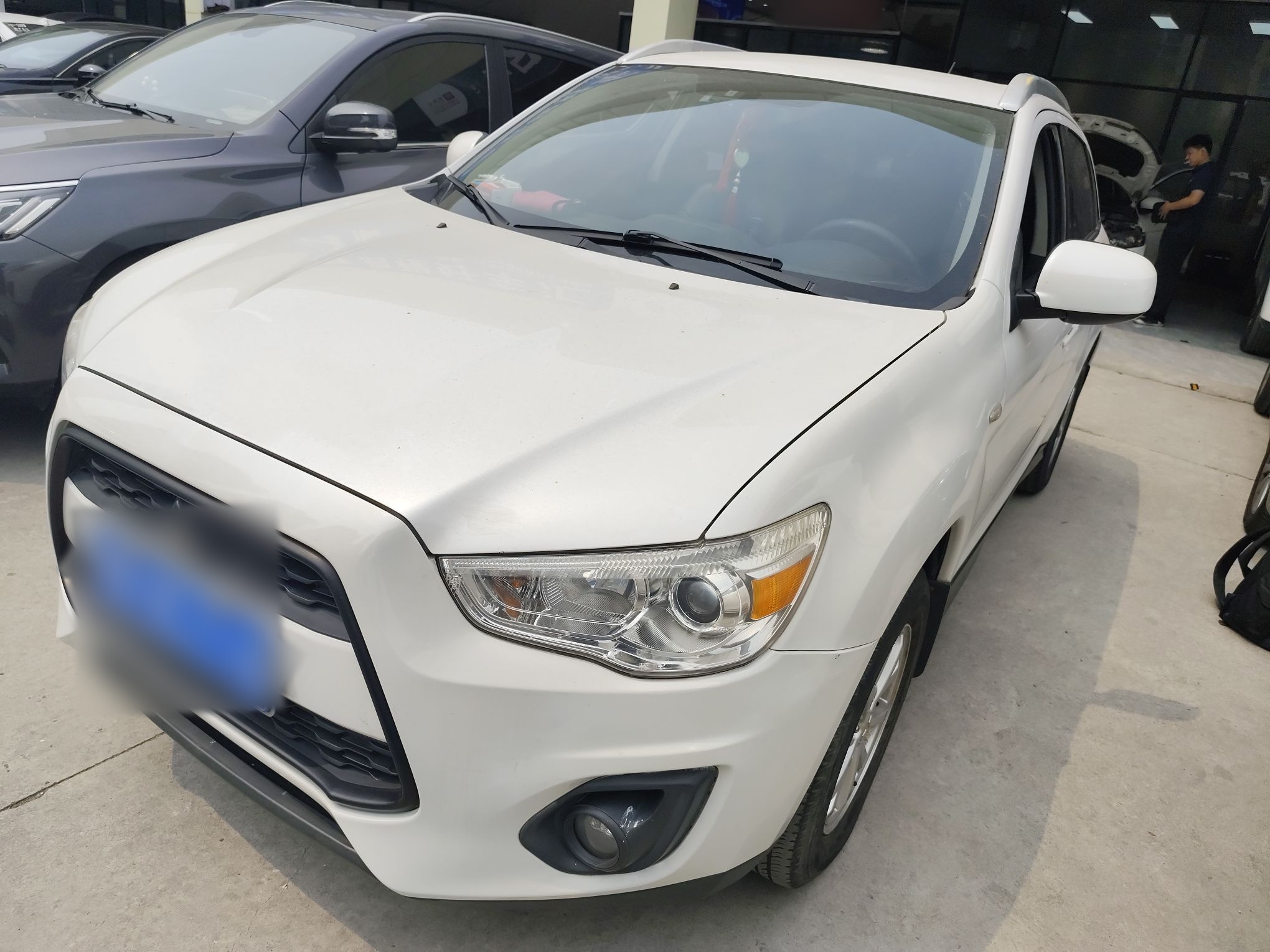 Под передней частью автомобиля