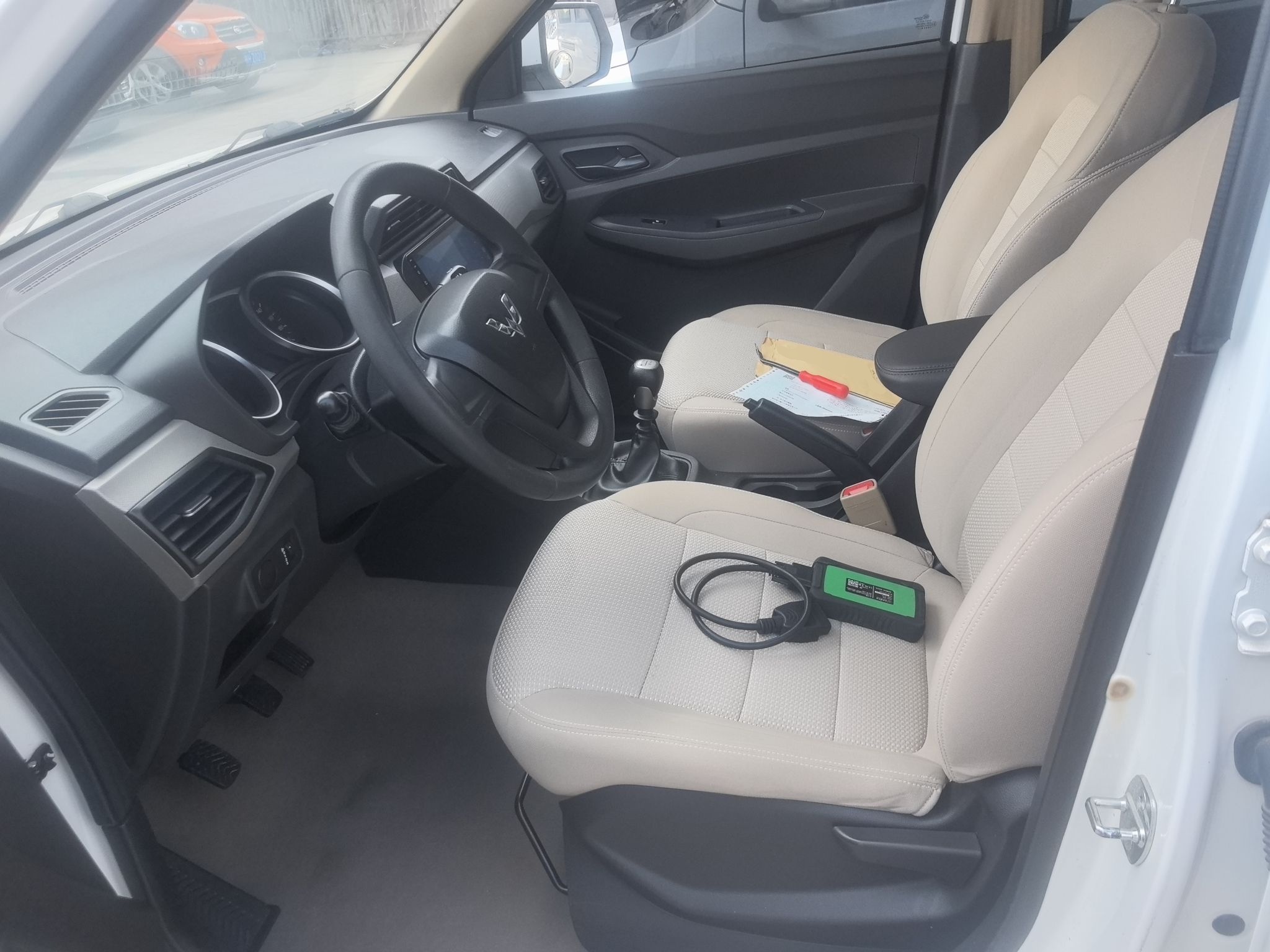 المقاعد الأمامية داخل السيارة