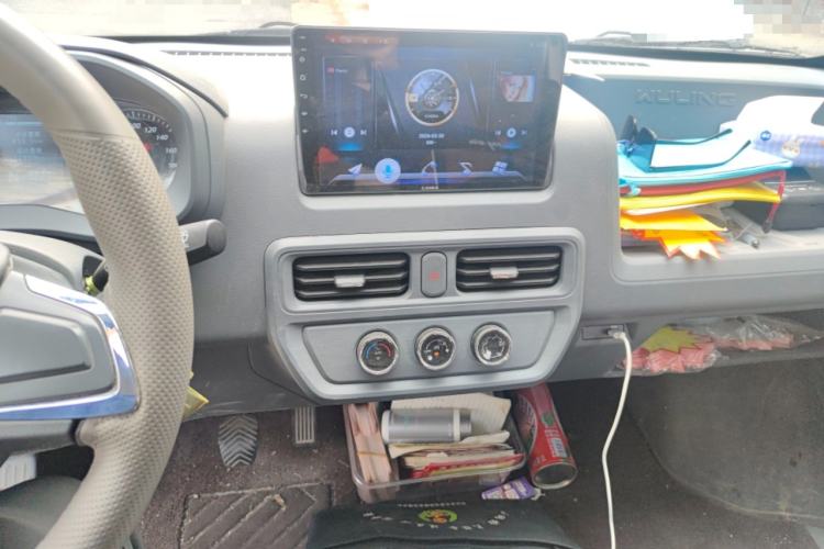 Used Wuling Yangguang 2024 300KM Comfort Version Passenger Van 75kW