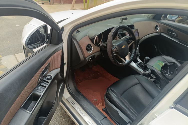 Used Chevrolet Cruze 2013 Hatchback 1.6L Manual Luxury Model Driver Seat