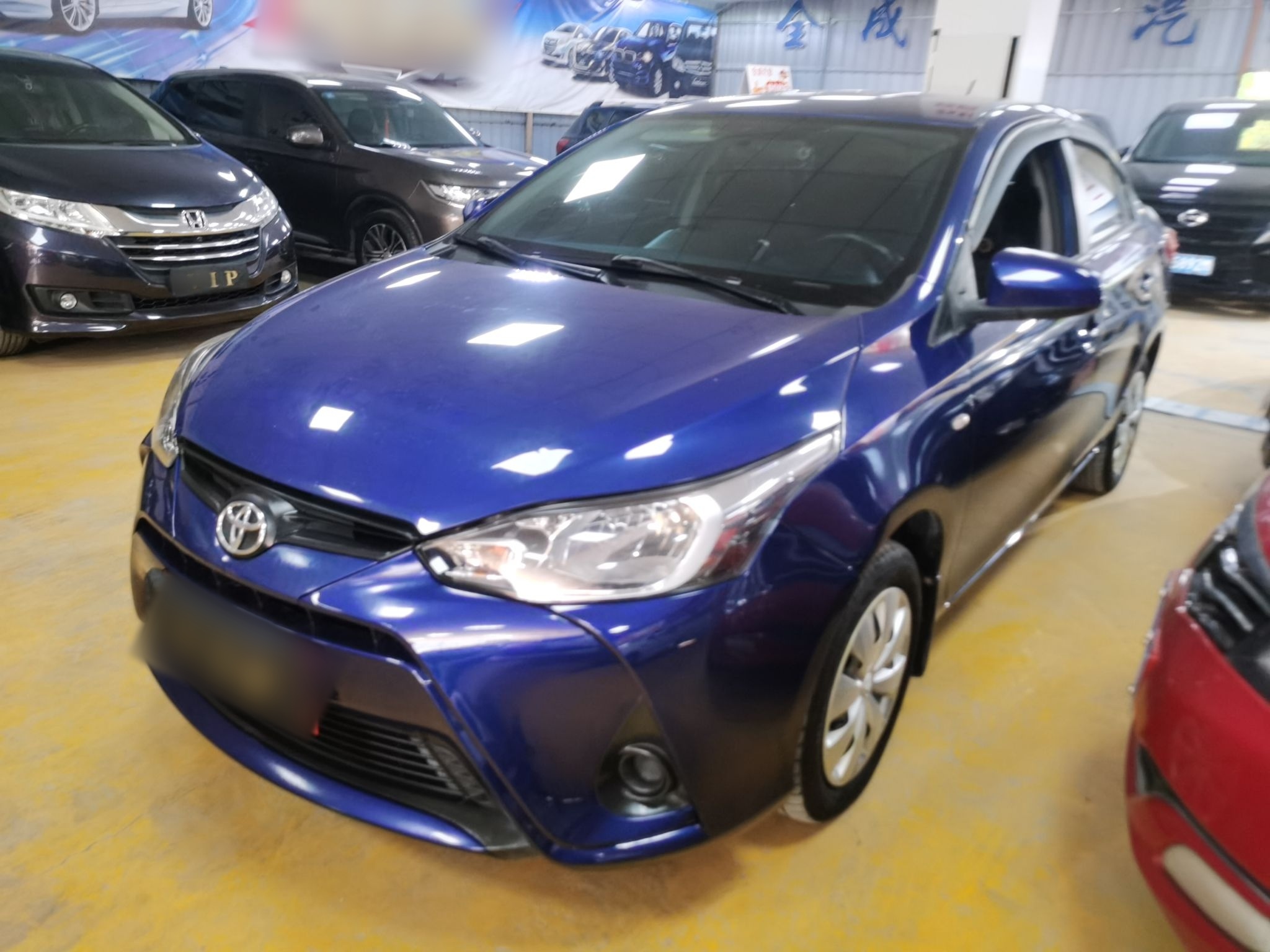 تحت مقدمة السيارة