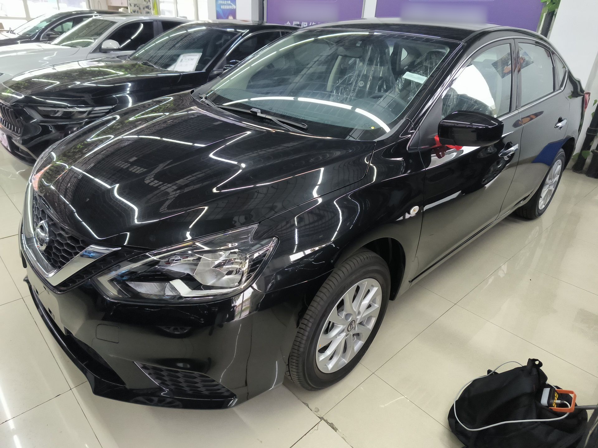 تحت مقدمة السيارة