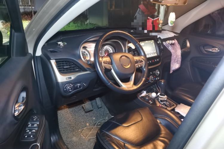 Used Jeep Cherokee 2014 2.4L Luxury Edition Driver Seat