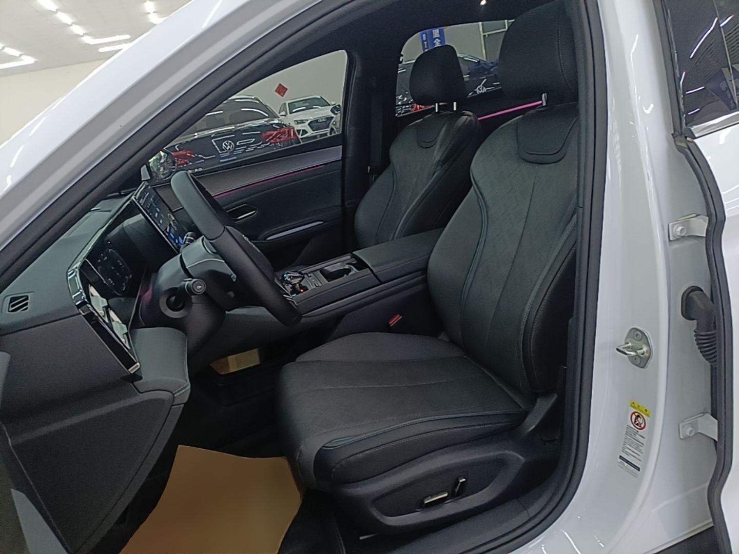 BYD Qin L 2024 DM-i 120KM Excellence Model — снимка 17