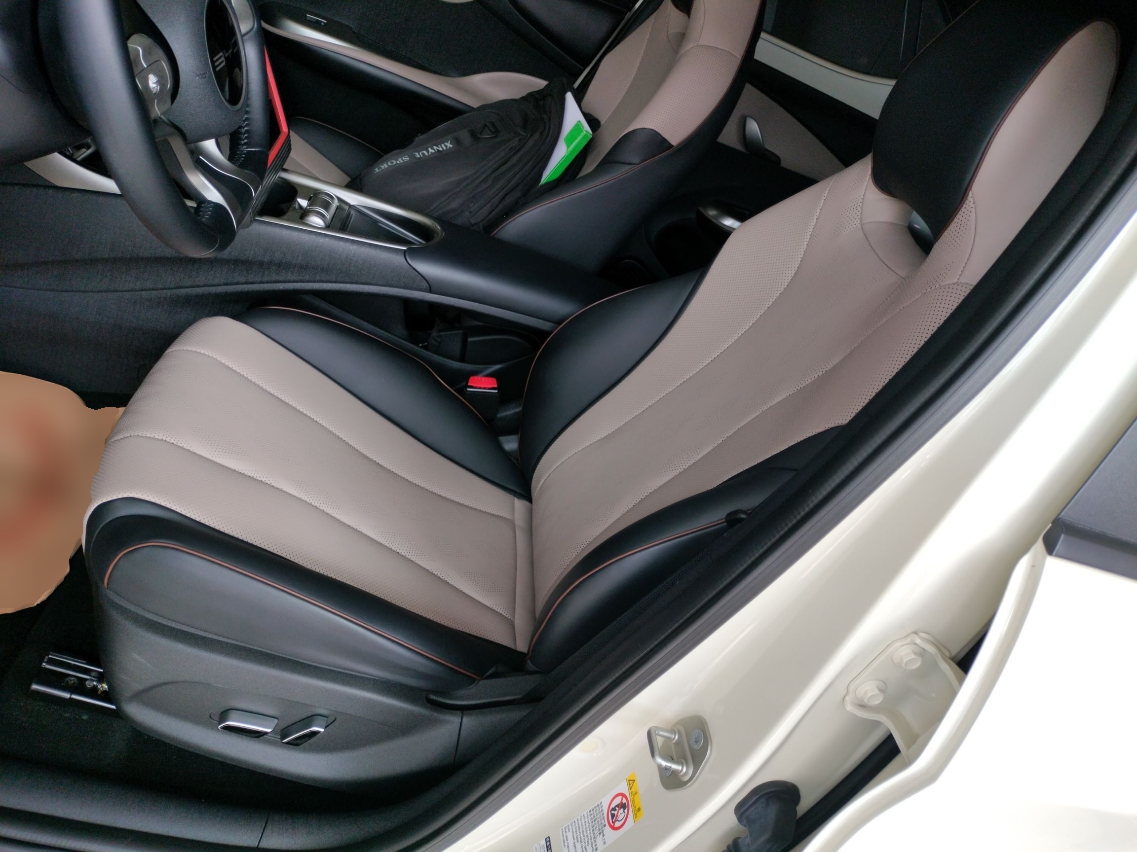 Переднее сиденье в автомобиле