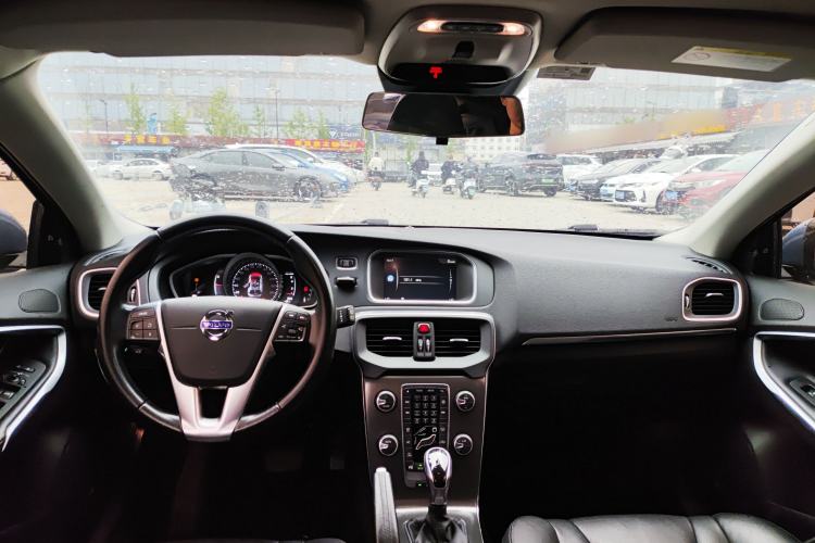 Used Volvo V40 2015 1.6T Zhiya Edition Center Console