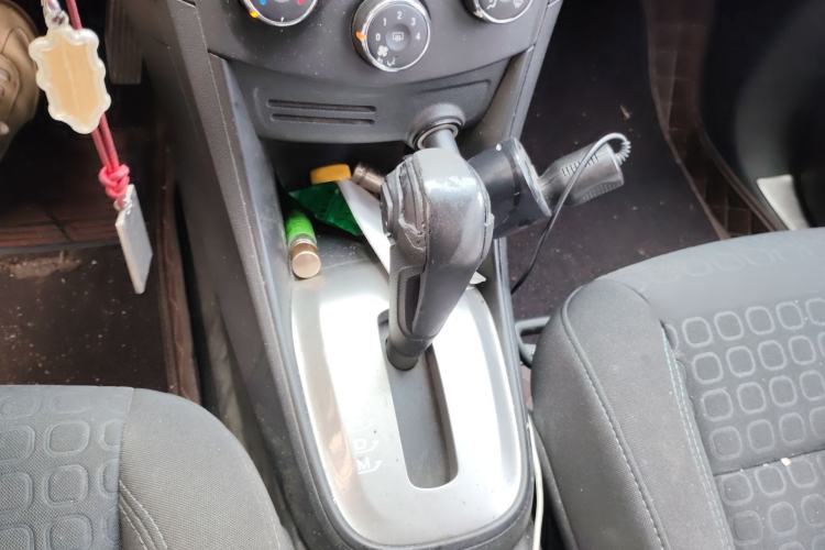 Used Chevrolet Trax 2016 1.4T Automatic Two-Wheel Drive Comfort Version with Sunroof Gear Lever