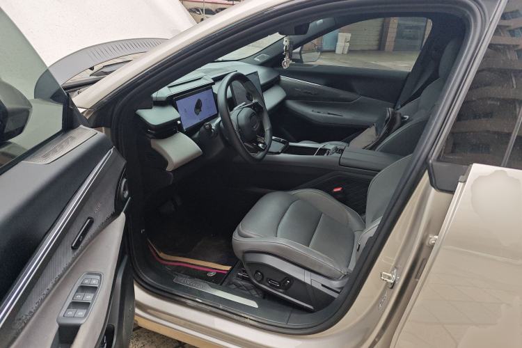 Used Lynk & Co 08 EM-P 2023 120km Long-Range Halo
