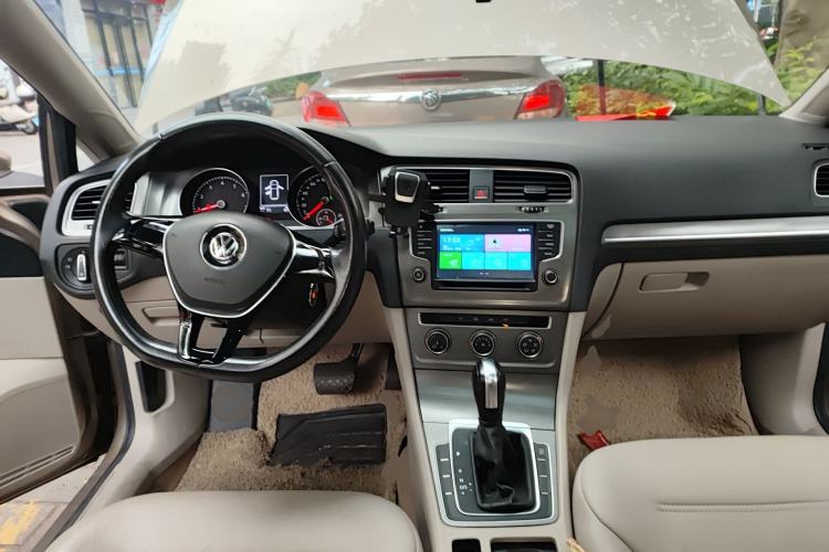 Used Volkswagen Golf 2015 1.6L Automatic Comfort Model Center Console