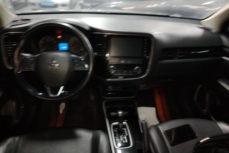 Used Mitsubishi Outlander 2018 2.0L Two-Wheel-Drive Jiale Edition 7-Seater Center Console