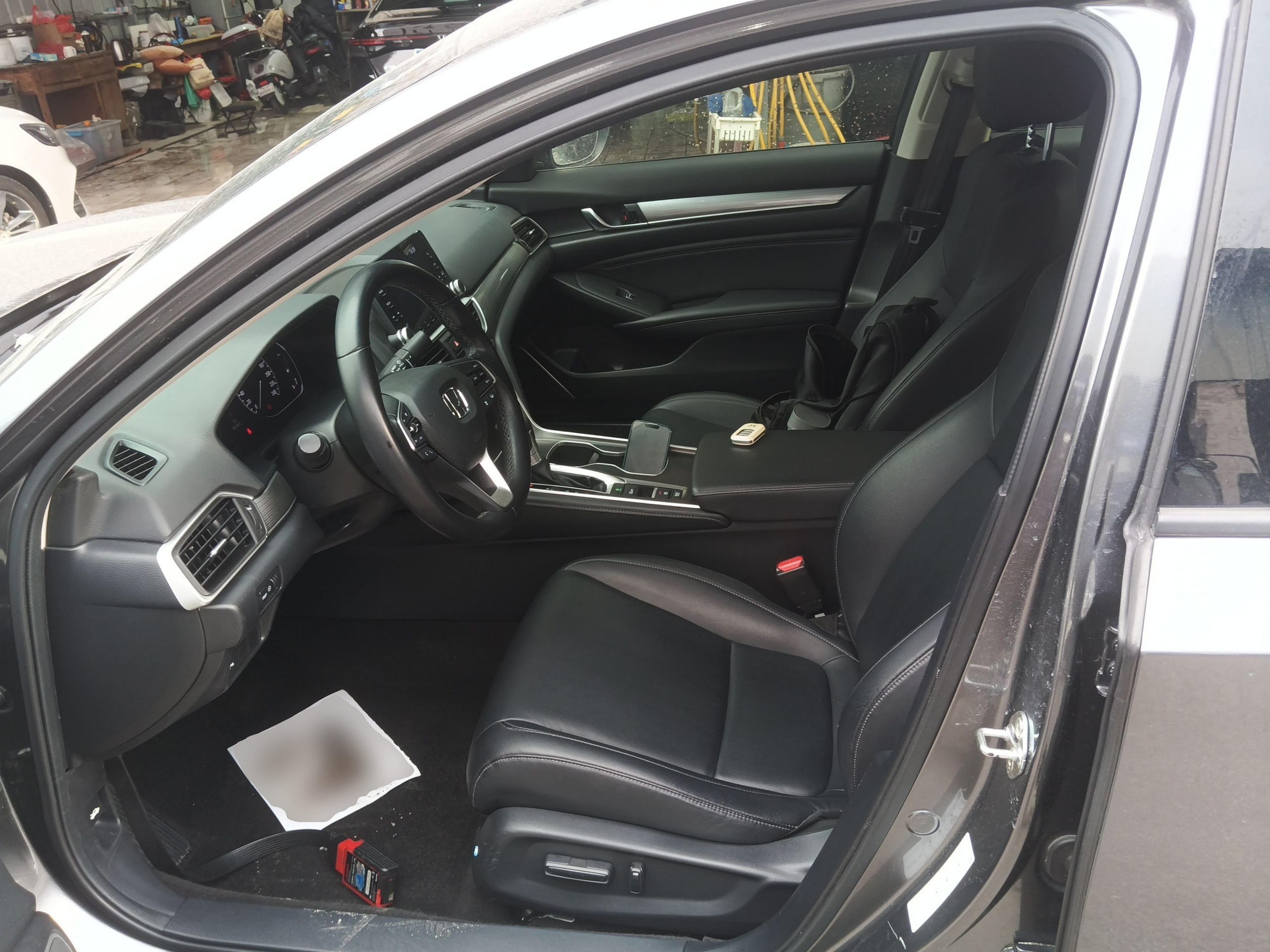 Переднее сиденье в автомобиле