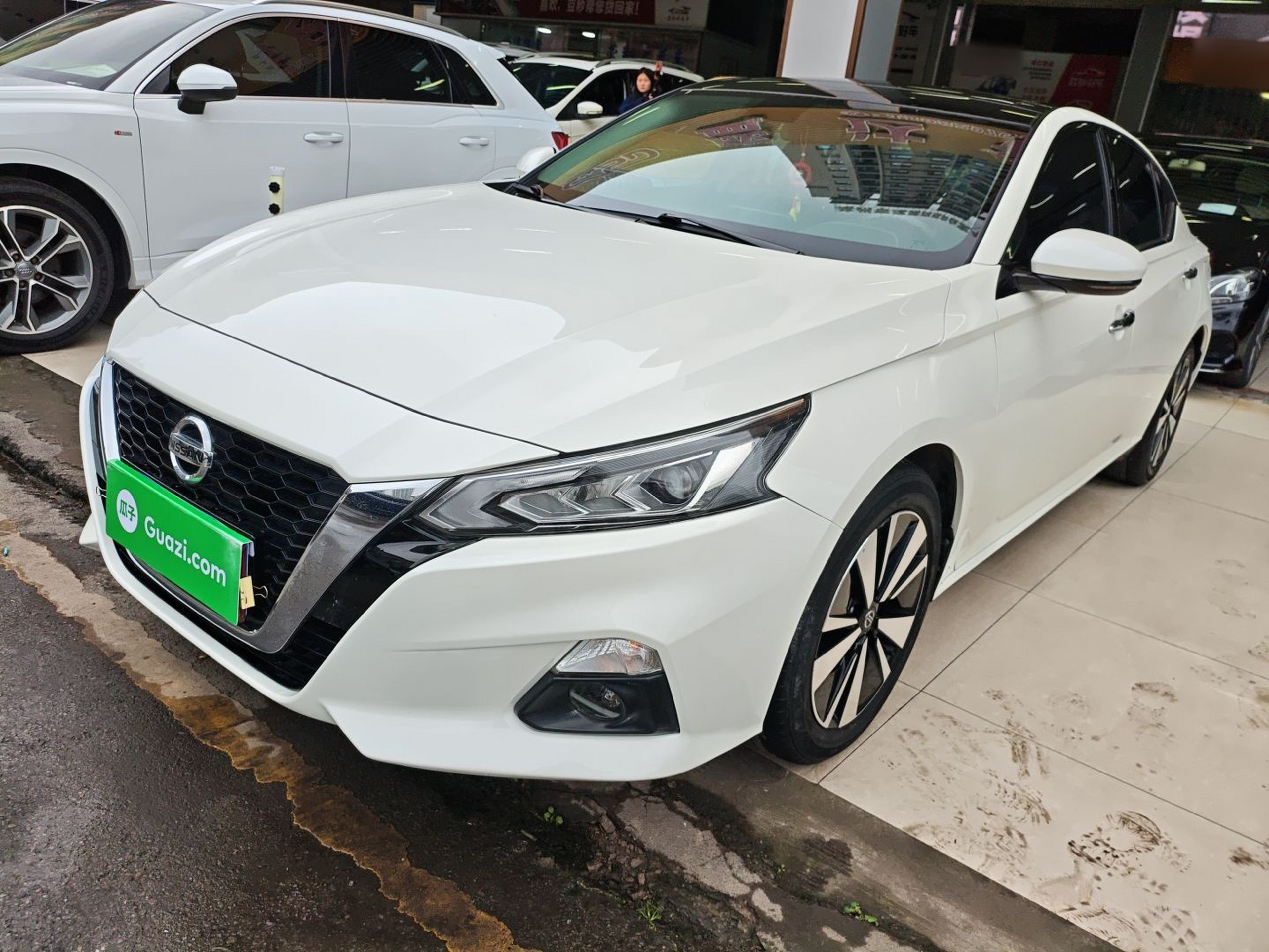 Под передней частью автомобиля