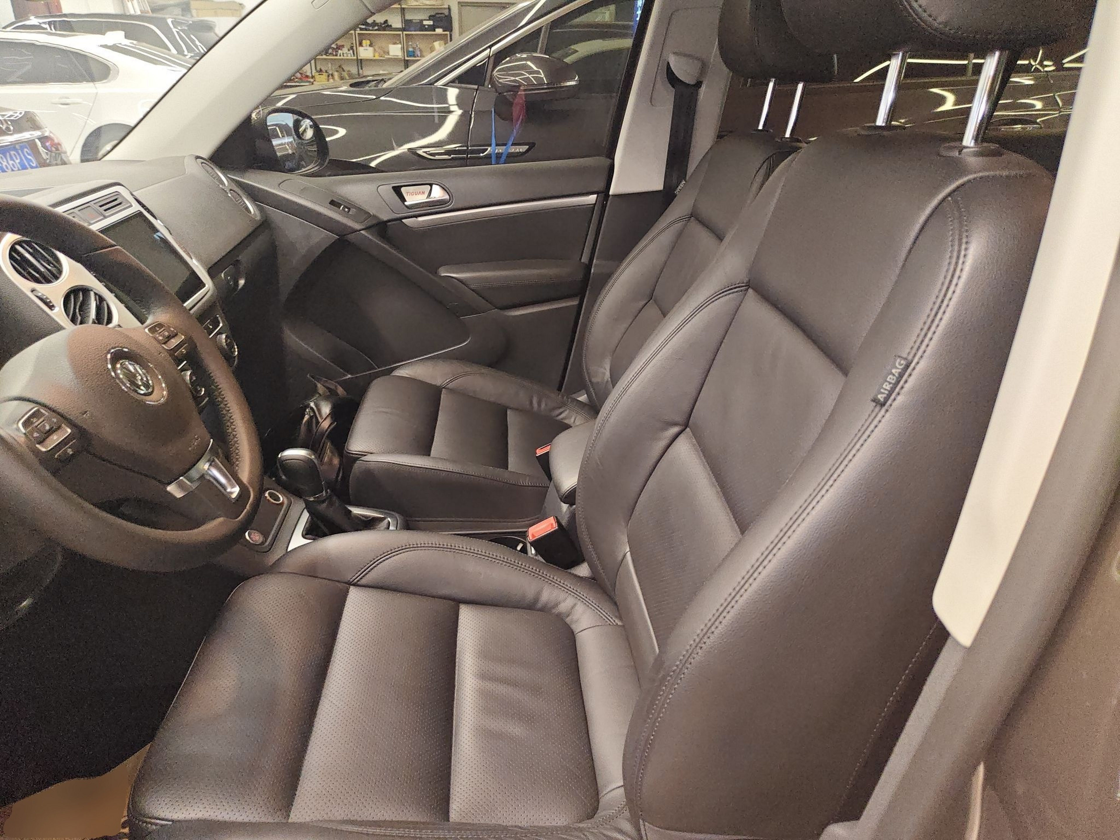 Переднее сиденье в автомобиле