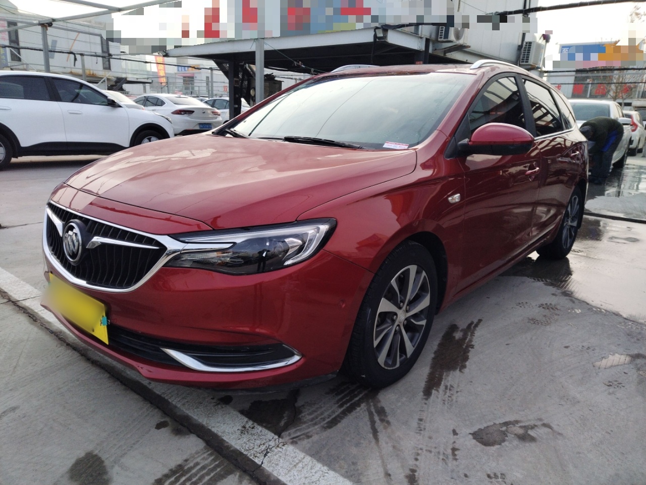 Под передней частью автомобиля