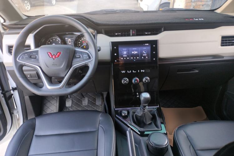 Used Wuling Zhengcheng 2021 1.5T Manual Luxury Version Center Console
