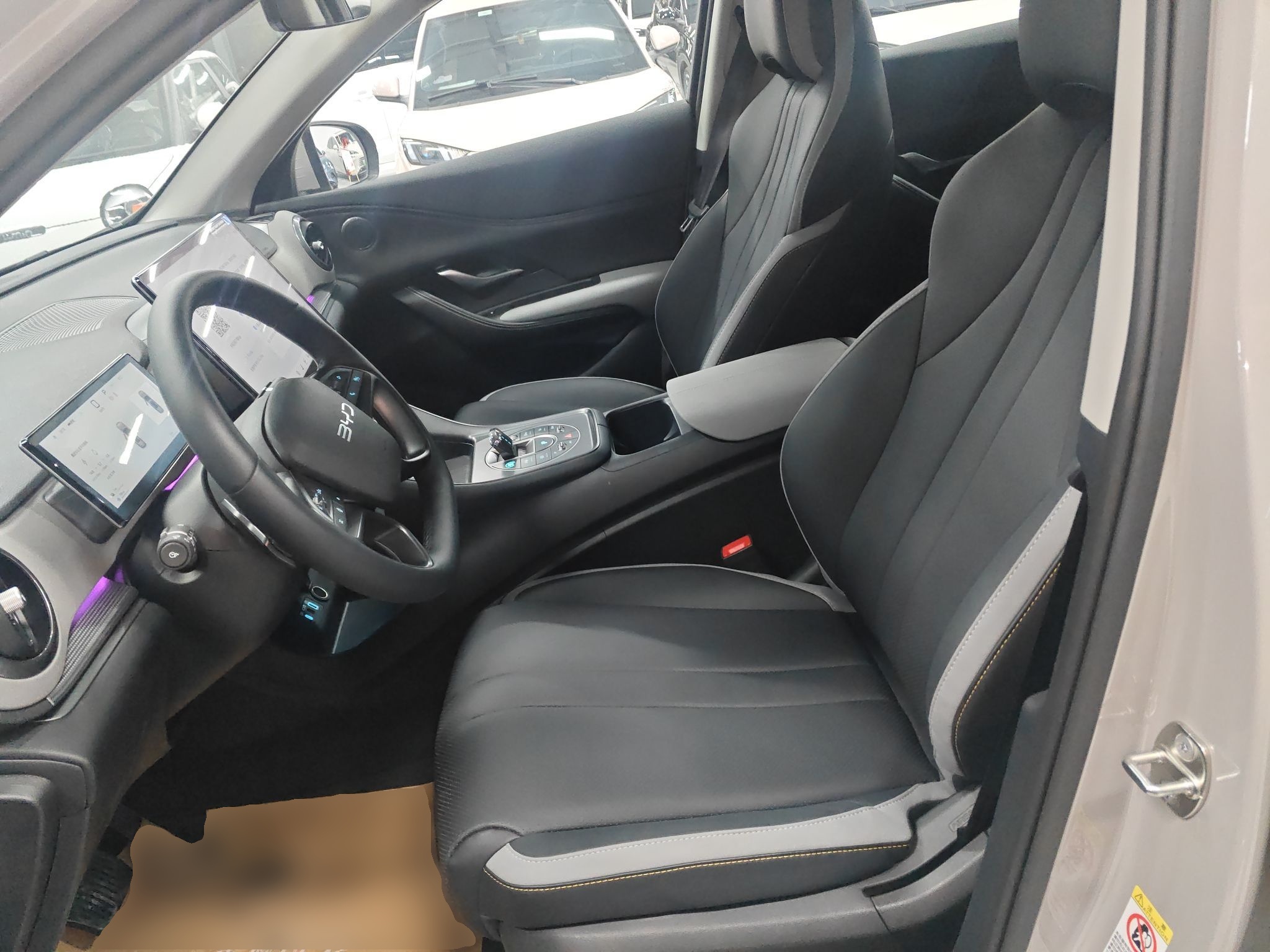 المقاعد الأمامية داخل السيارة