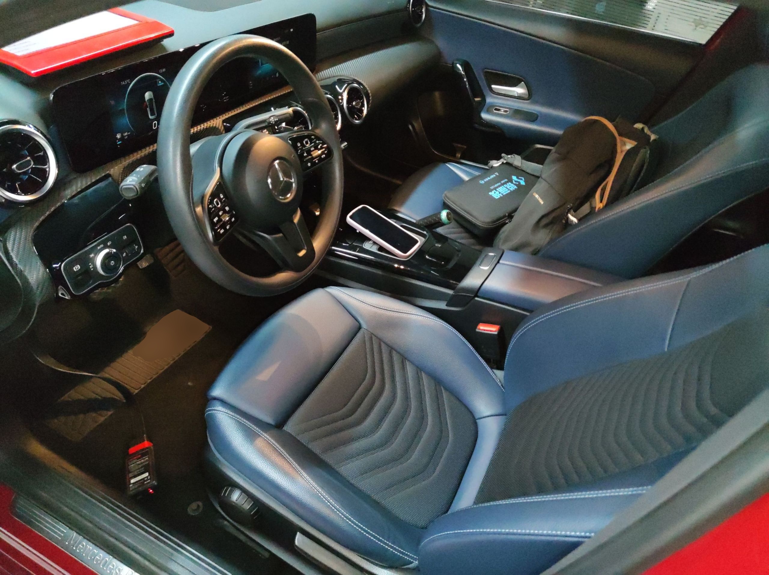 المقاعد الأمامية داخل السيارة