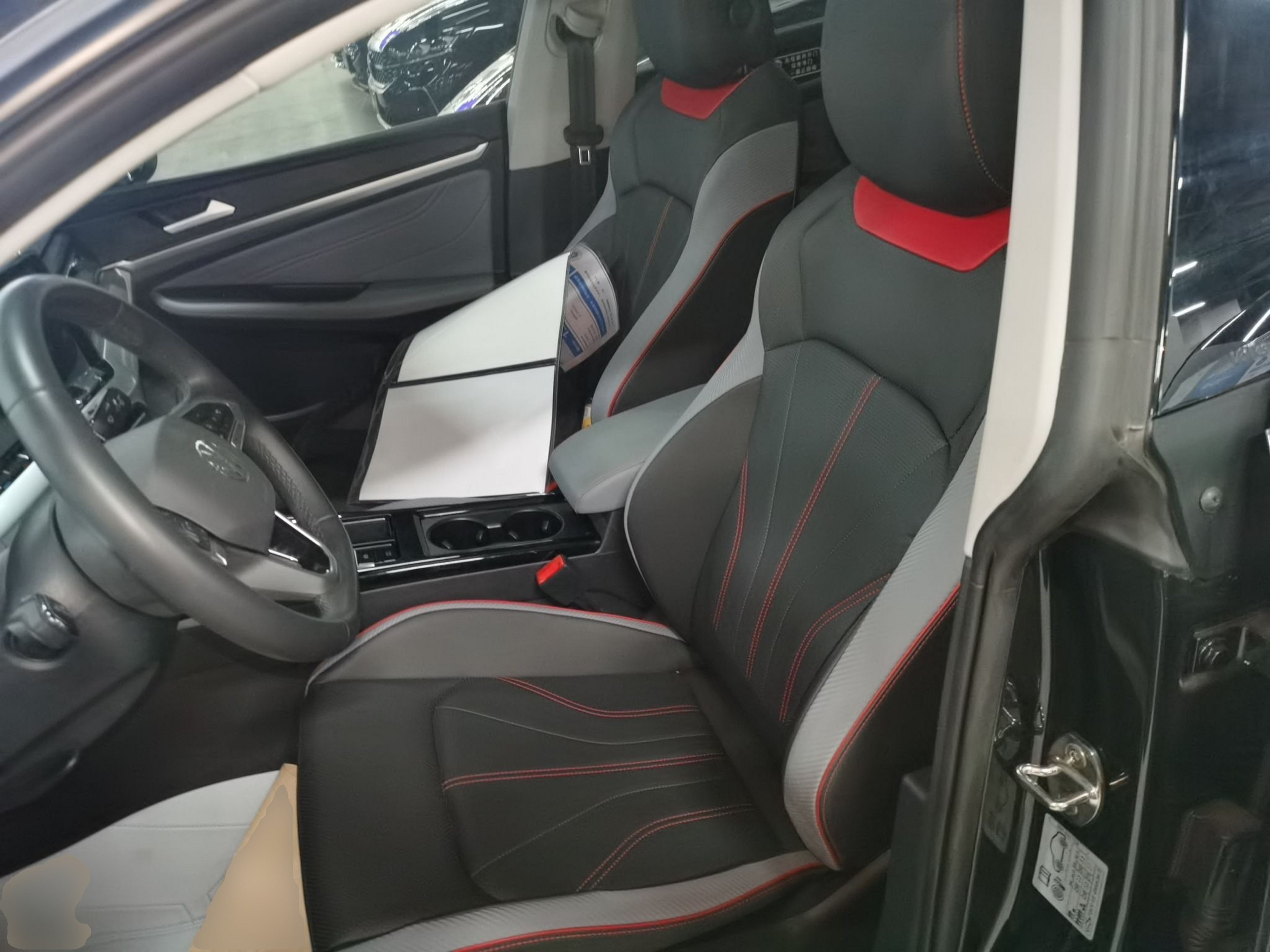 Переднее сиденье в автомобиле