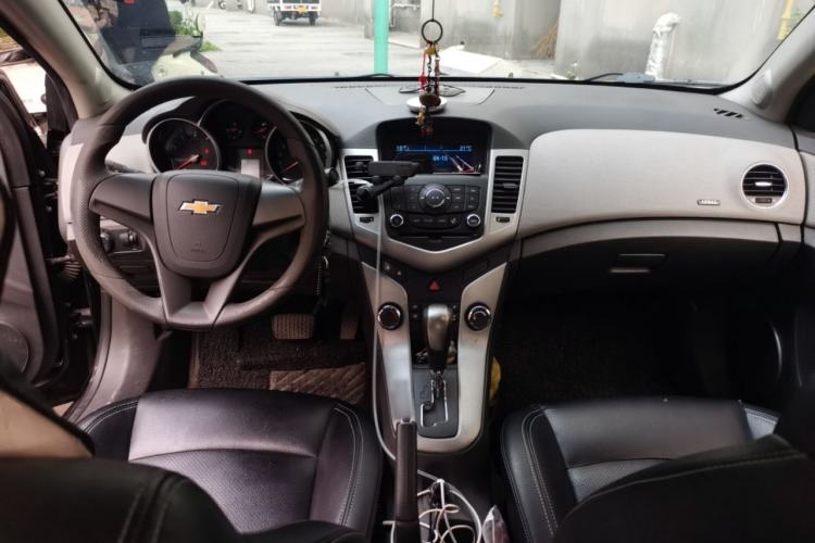 Used Chevrolet Cruze 2013 1.8L SE AT Center Console