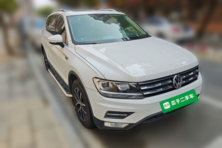 Used Volkswagen Tiguan L 2017 330TSI Automatic Two-Wheel Drive Luxury Edition Front Right 45 Deg