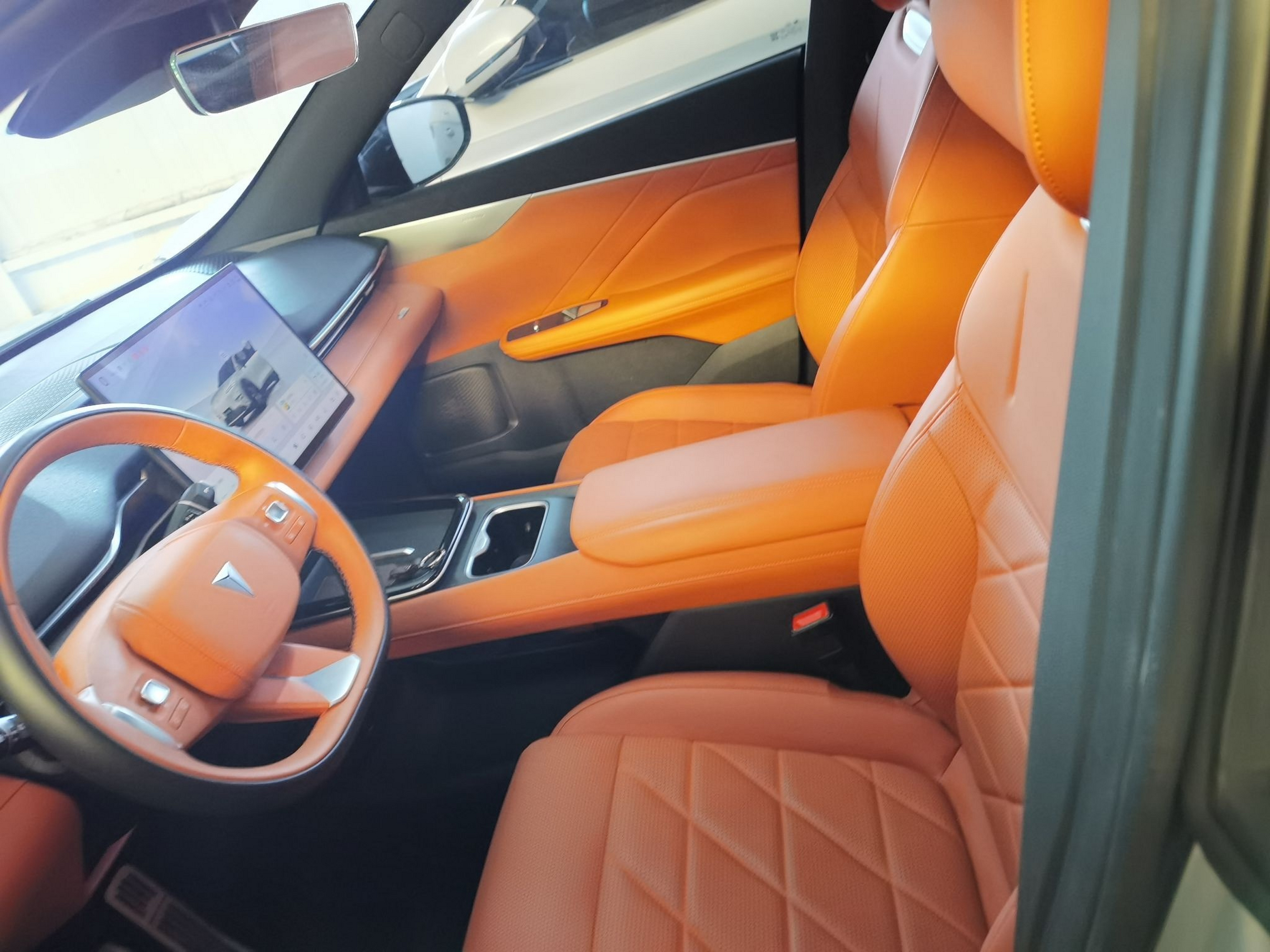 المقاعد الأمامية داخل السيارة