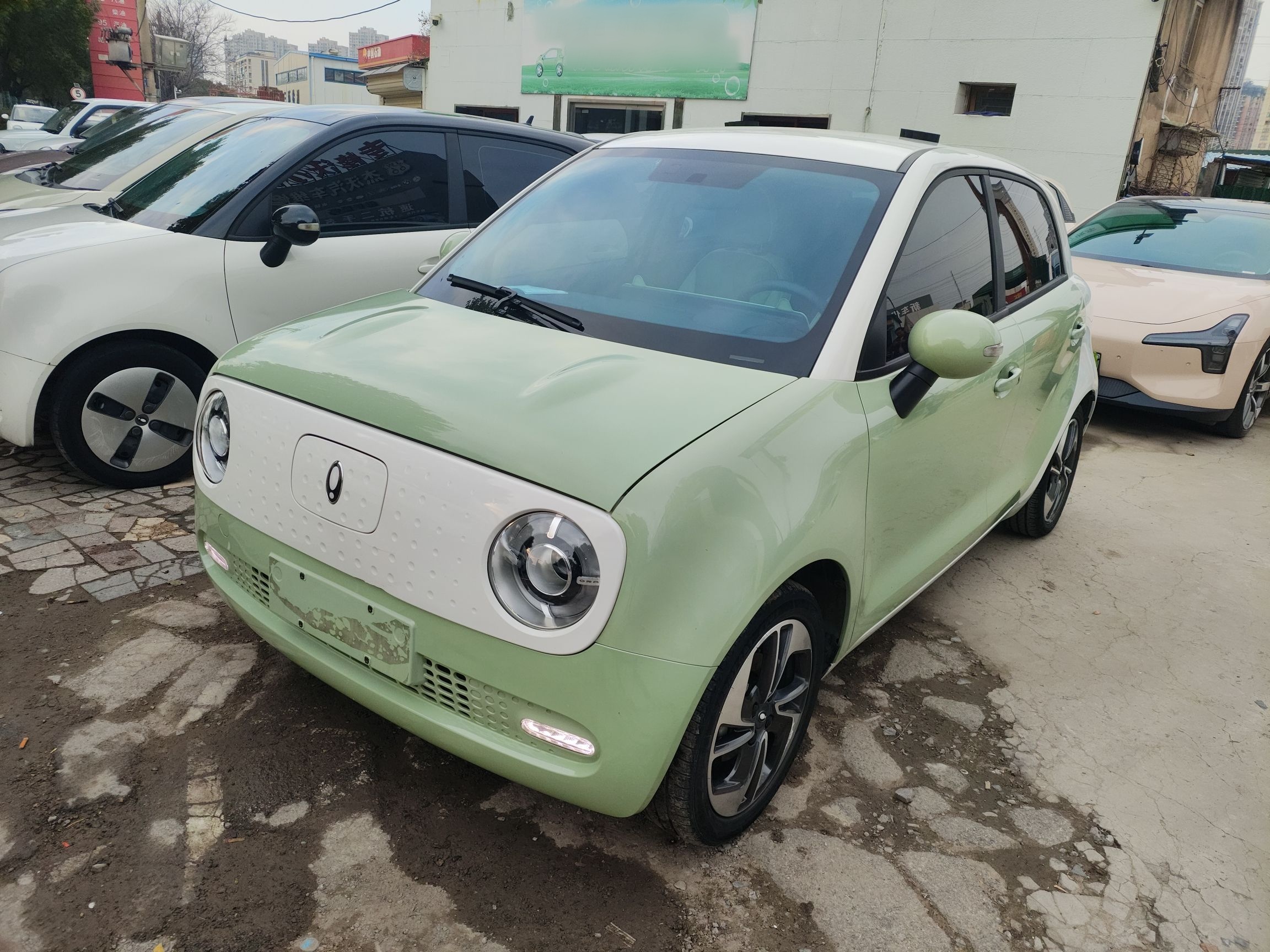 تحت مقدمة السيارة