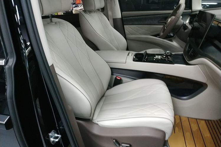 Used Denza D9 2023 DM-i 965 Luxury Model