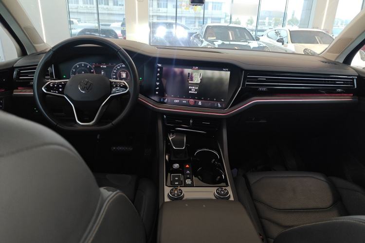 Used Volkswagen Touareg 2022 3.0 TSI Luxury Edition Black Diamond Sport Package Center Console