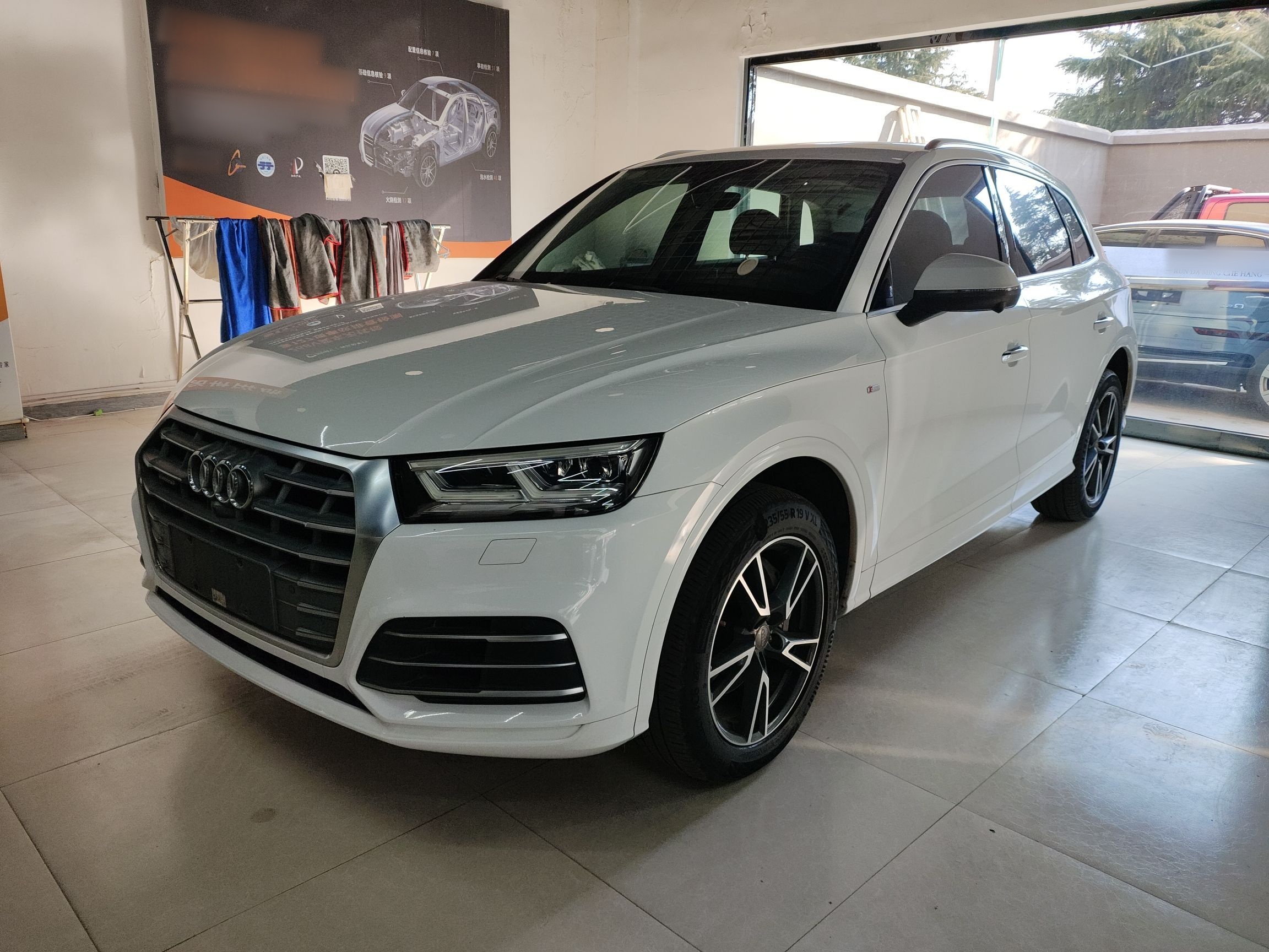 Под передней частью автомобиля