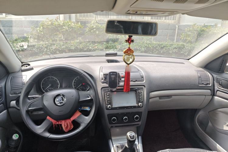 Used Skoda Octavia 2015 Classic Model 1.6L Manual Eado Version Center Console