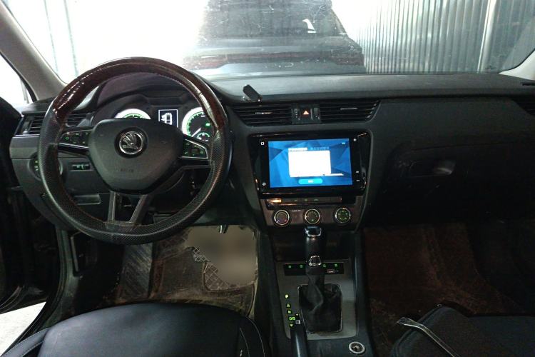 Used Skoda Octavia 2022 1.5L Automatic Comfort Edition Center Console