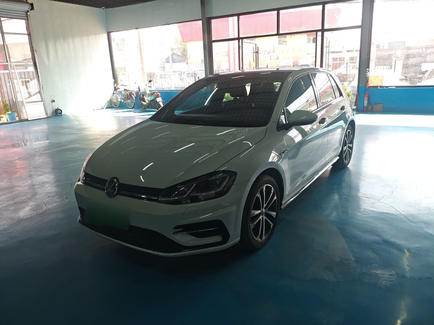 تحت مقدمة السيارة