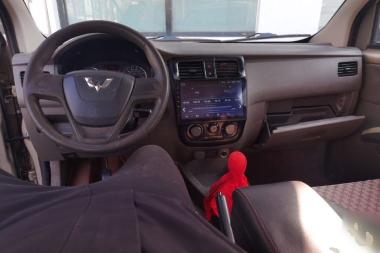 Used Wuling Rongguang V 2015 1.5L Practical Version Center Console
