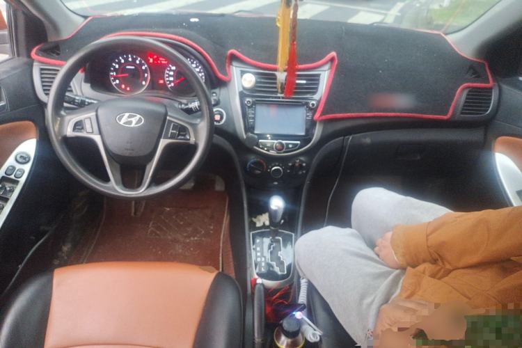 Used Hyundai Verna Ray 2014 1.6L Automatic TOP Center Console